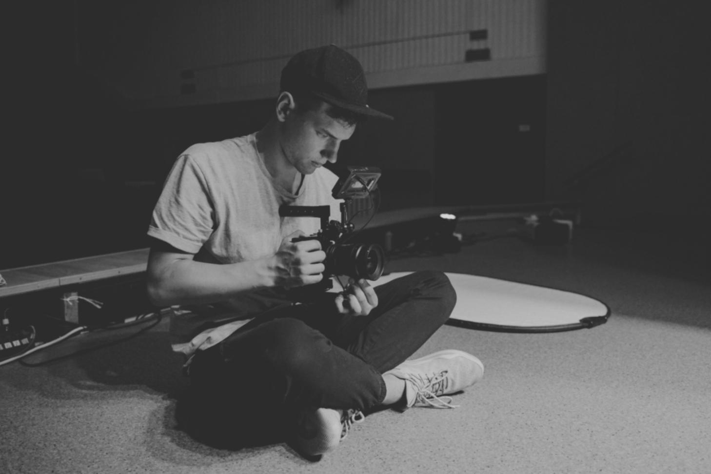 Esempio di composizione fotografica avanzata che mostra l'applicazione pratica delle regole compositive in un contesto reale